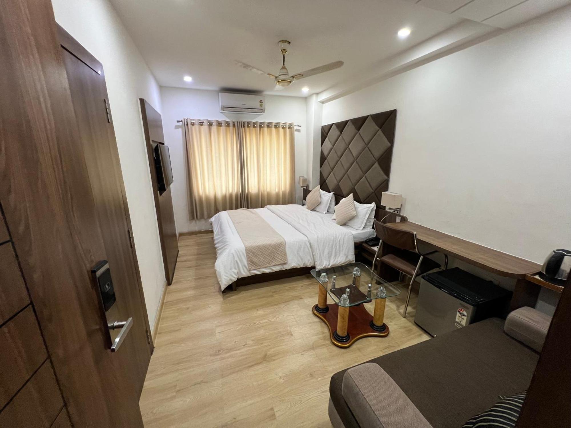 Hotel The Evergrand Palace Rajkot Εξωτερικό φωτογραφία